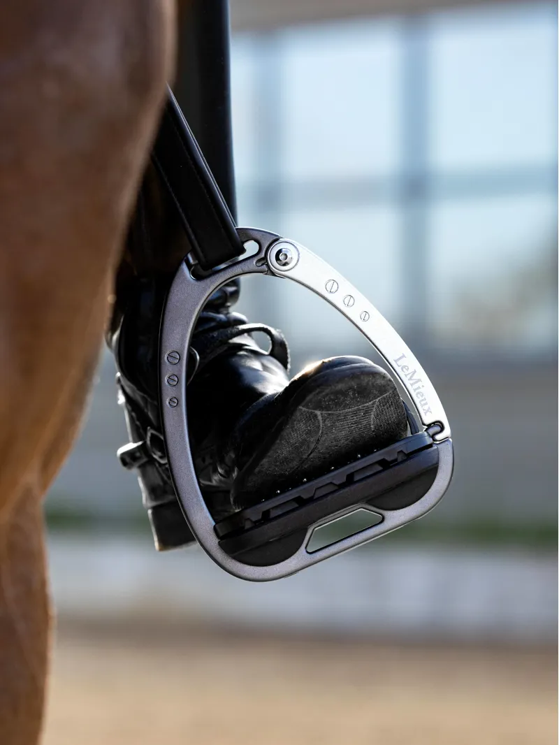 LeMieux Vector Balance Stirrup Irons - Carbon/Silver